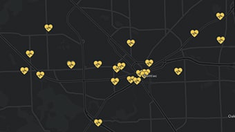 Carte sombre marquée par plusieurs icônes en forme de cœur de couleur jaune