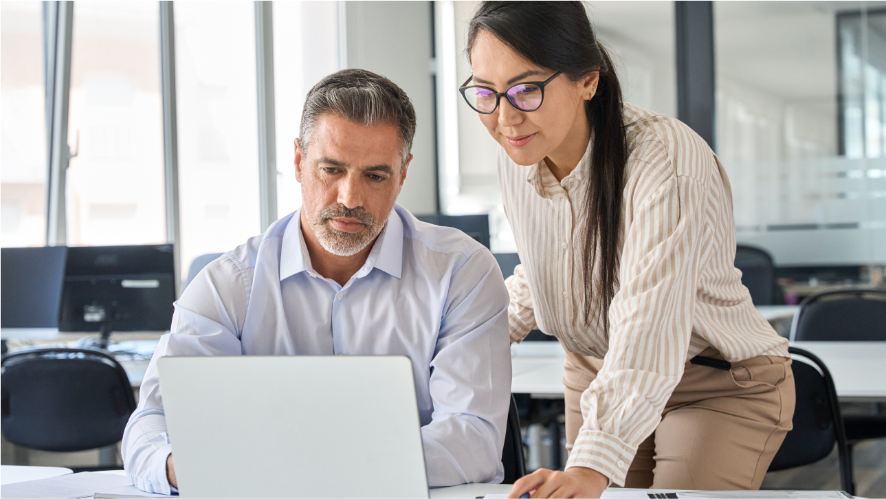 Une femme et un homme au bureau collaborant autour d'un ordinateur portable,Une femme et un homme au bureau collaborant autour d'un ordinateur portable